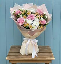 Букет цветов из:  Гвоздики, Орхидеи и Розы в Вичуге