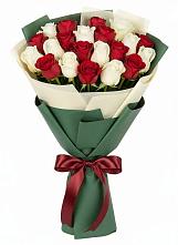 Букет Микс из красных и белых роз в Вичуге