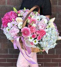 Цветочная композиция из Розы, Хризантемы, Пионы и Лизиантусы в корзине в Вичуге
