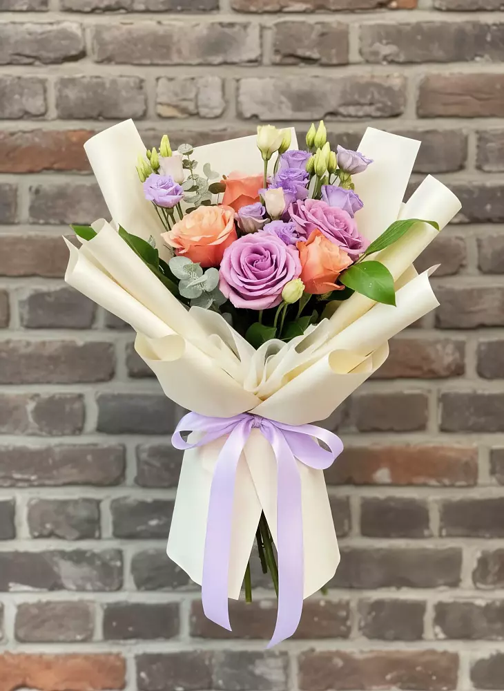 Букет цветов из: Лизиантусы и Розы в Вичуге