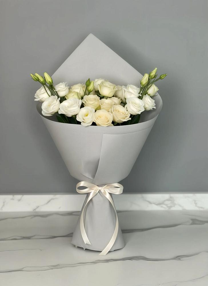 Букет цветов из: Розы и Лизиантусы в Вичуге