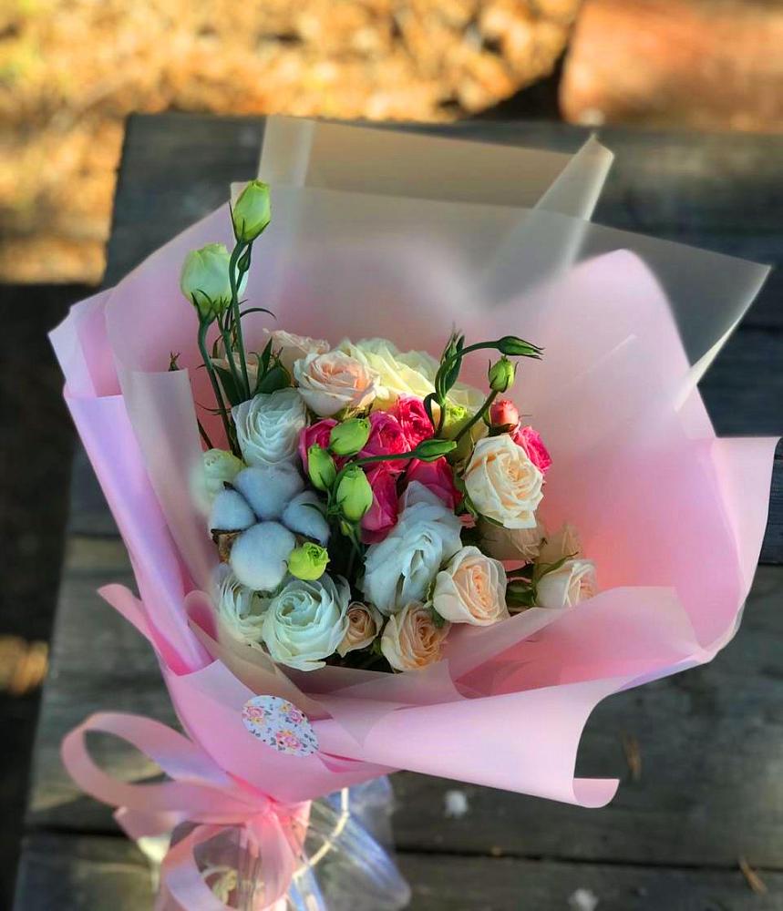 Букет цветов из: Розы и Лизиантусы в Вичуге