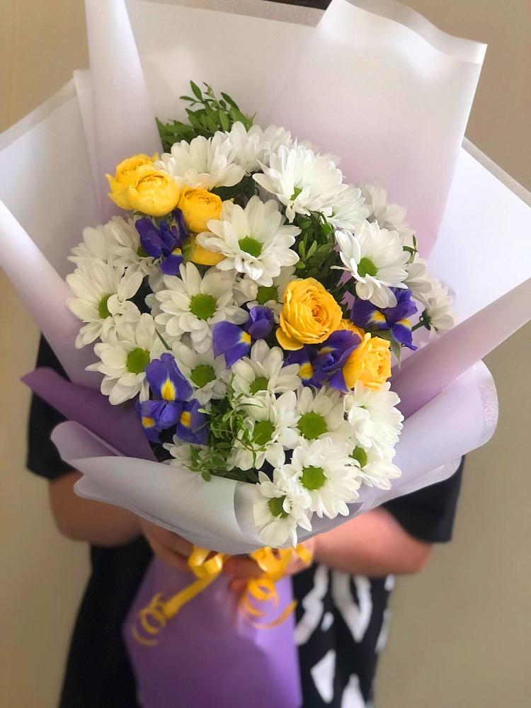 Букет цветов из: Ирисы, Хризантемы и Розы в Вичуге