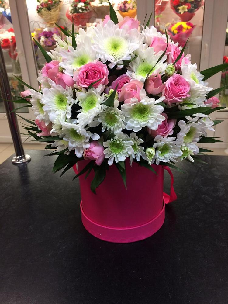 Цветочная композиция из Розы и Хризантемы в шляпной коробке в Вичуге