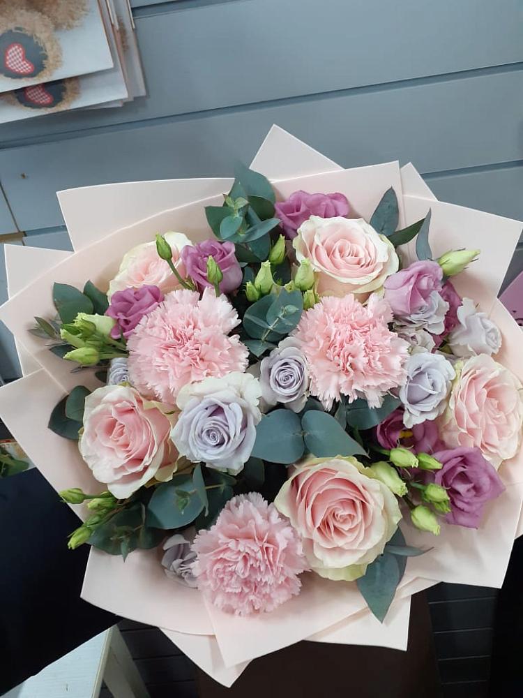 Букет цветов из: Розы, Гвоздики и Лизиантусы в Вичуге