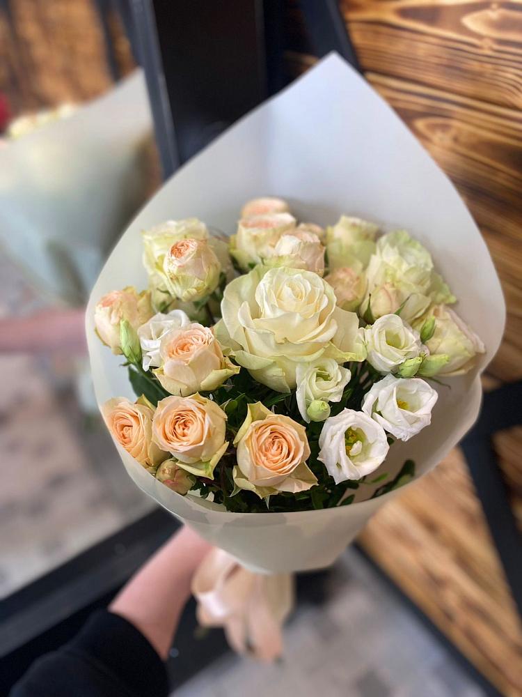 Букет цветов из: Розы и Лизиантусы в Вичуге