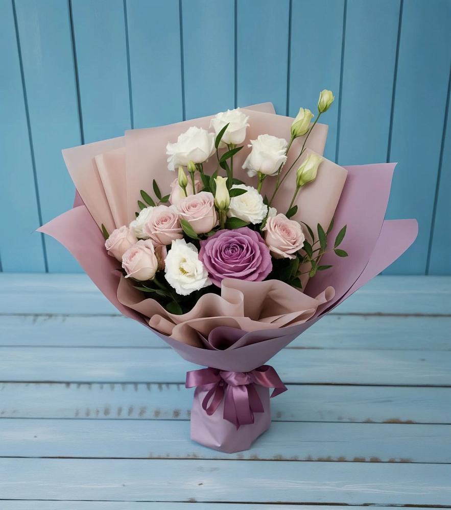 Букет цветов из: Розы и Лизиантусы в Вичуге